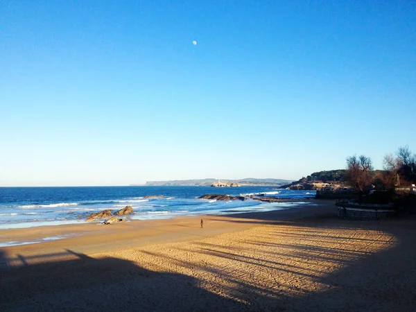 Woestijn strand en heldere hemel in Santander, Spanje. — Stockfoto