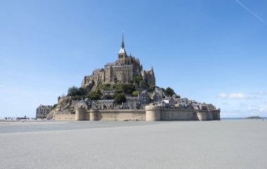 Mont Saint Michel, Fransa - 17 Ağustos 2018: Mont Saint-Michel Abbey. Fransa'nın ünlü Le Mont Saint-Michel, Brittany Normandy görünümü.