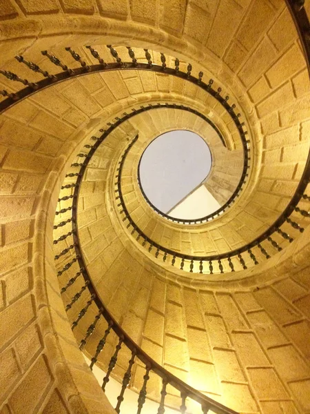 A Museo csigalépcsővel Pobo Galego csinálni. Az önhordó spirál gránit lépcsőt 13. századi. Santiago de Compostela, Galicia, Spanyolország. — Stock Fotó