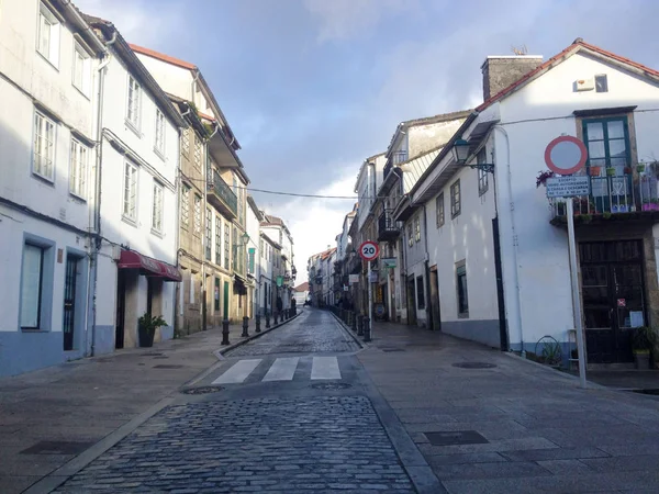 Santiago de Compostela, Spanje - februari 01, 2018: Street view en historische gebouw gevels in oude stad Santiago de Compostela, Galicie, Spanje. — Stockfoto