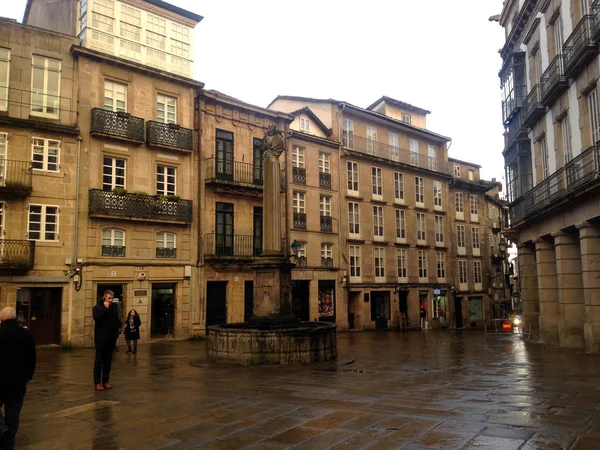Santiago de Compostela, İspanya - 01 Şubat 2018: Miguel de Cervantes Saavedra aynı adı taşıyan meydanında yüksek heykeli. Plaza de Cervantes, Santiago de Compostela, Galiçya, İspanya. — Stok fotoğraf