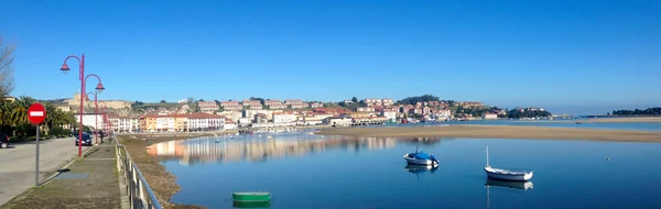 Panoramablick auf eine kleine europäische stadt san vicente de la barquera. Fischereihafen. Kantabrien, Nordspanien — Stockfoto