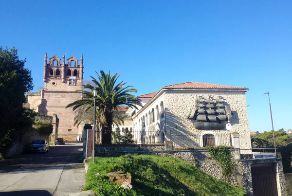 Iglesia de Santa Maria de Los Angeles kilise San Vicente de la Barquera ve hostel El Galeon hacılar için. İspanya