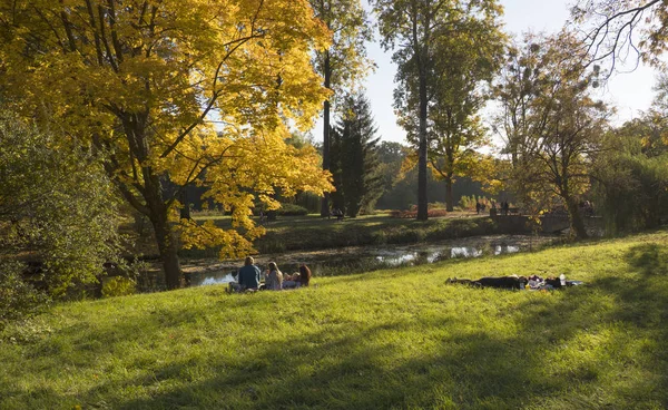 Kiev, Oekraïne - oktober 13, 2018: Mensen genieten van een warme herfst dag in het Park van Alexandrië. Bila Tserkva, Oekraïne-Kiev regio. — Stockfoto