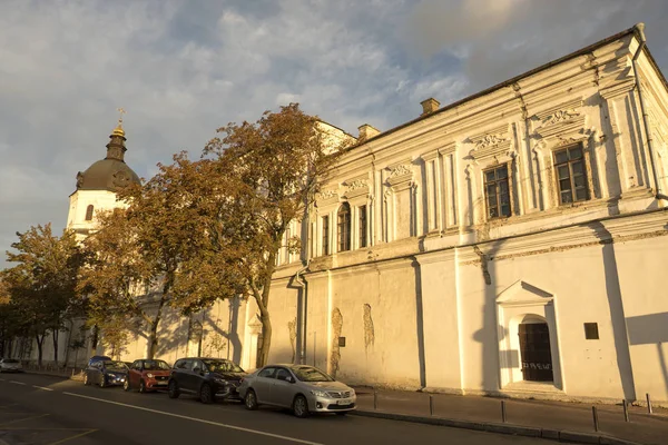 Podil jest w zabytkowej dzielnicy w Kijowie. Kościół Zwiastowania w klasztorze Bratsky. Kijów, Ukraina. — Zdjęcie stockowe