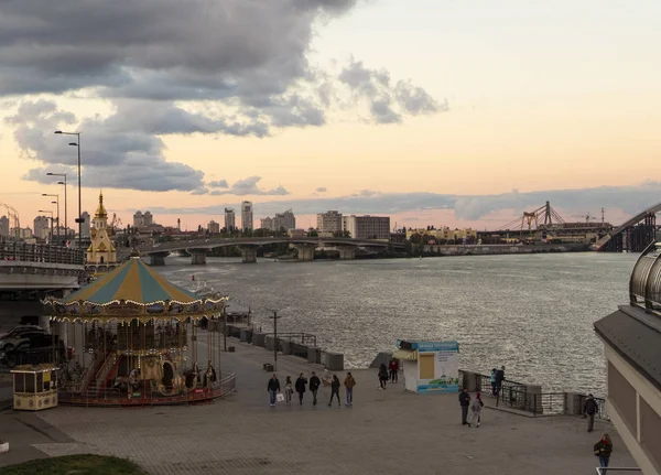 基辅的历史中心的看法。乌克兰基辅邮政广场上的第聂伯河堤防. — 图库照片