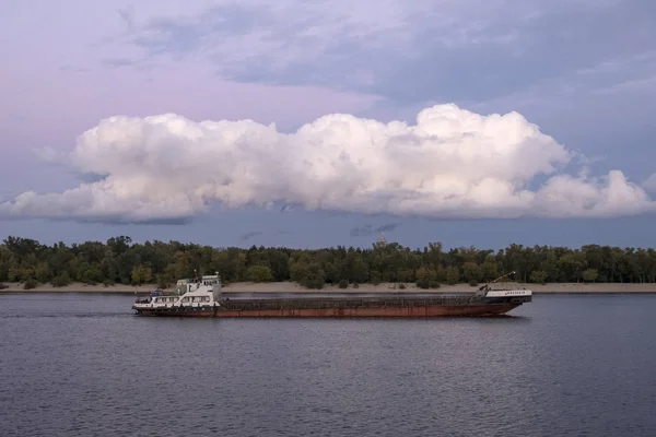 Barka, unoszące się nad rzeką Dniepr wzdłuż Trukhanov Island na zachód słońca. Kijów, Ukraina — Zdjęcie stockowe