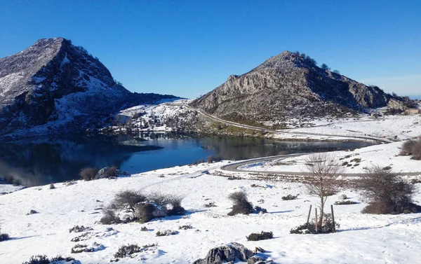 Vista Lago Enol Inverno Montanhas Parque Nacional Picos Europa Astúrias — Fotografia de Stock