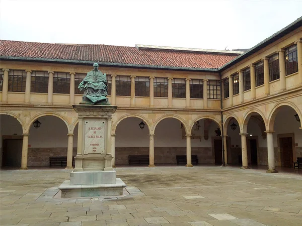 Oviedo España Enero 2018 Universidad Pública Oviedo Estatua Del Arzobispo —  Fotos de Stock