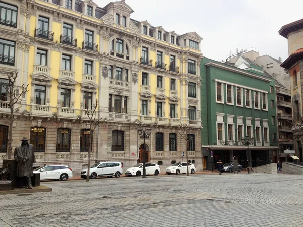 Staty tillägnad resenären i Oviedo. Byggnaden Filarmonica Theatre i Oviedos centrum. Asturias, Spanien. — Stockfoto