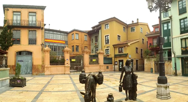 Oviedo Spanyol Januari 2018 Milkmaid Patung Linares Plaza Trascorrales Pusat — Stok Foto