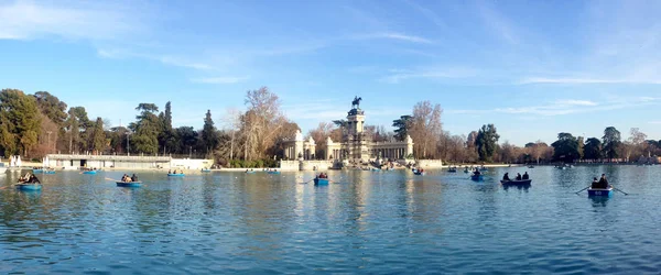 Madrid España Enero 2018 Gente Está Navegando Lago Parque Del —  Fotos de Stock
