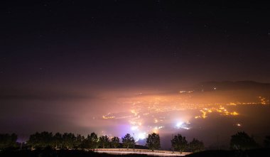 Beyrut şehir gece güzel manzara. Yıldızlı gökyüzü ve çevresinde dağlar. Beirut, Lübnan