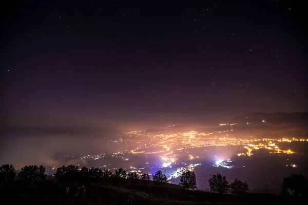 Beyrut şehir gece güzel manzara. Yıldızlı gökyüzü ve çevresinde dağlar. Beirut, Lübnan