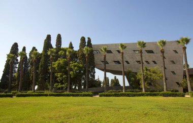 Beirut, Lübnan - 04 Eylül 2015: Üç boyutlu Politika Enstitüsü binasının mimarisi ve uluslararası ilişkiler olarak birlik. Zaha Hadid Mimarlar Bürosu. Beyrut