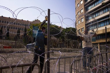 Beirut, Lübnan - 25 Ağustos 2015: Lübnan protesto. İnsanlar beton oluşturmak ve tel barikatlar çöp kriz protesto etti. Beyrut, Lübnan için Arapça bahar protesto .