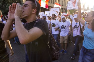 Beirut, Lübnan - 29 Ağustos 2015: Lübnan protesto. İnsanlar üzerinde bir protesto yürüyüşü Lübnan bayrakları taşıyan. Barışçıl protesto isyan çıktı. Beirut, Lübnan