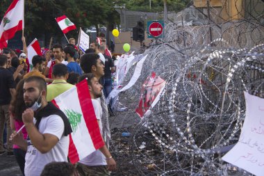 Beirut, Lübnan - 29 Ağustos 2015: Lübnan protesto. İnsanlar üzerinde bir protesto yürüyüşü Lübnan bayrakları taşıyan. Barışçıl protesto isyan çıktı. Beirut, Lübnan