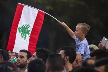 Beirut, Lübnan - 29 Ağustos 2015: Lübnan protesto. Mart protesto Lübnan bayrağı olan bir çocuk. Barışçıl protesto isyan çıktı. Beirut, Lübnan