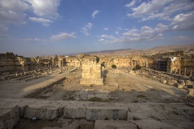 Antik Heliopolis tapınak karmaşık büyük mahkeme. Baalbek, Lebanon.