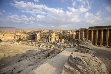 Antik Heliopolis tapınak karmaşık büyük mahkeme. Baalbek, Lebanon.