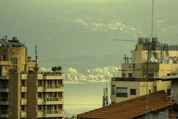 Pohled Město Bejrút Středomoří Paprsky Slunce Přes Pochmurnou Oblohu Bejrút — Stock fotografie