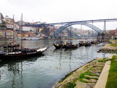 Porto, Portekiz - 21 Ocak 2018: Tarihi Ribeira bölgesi ve Porto Douro Nehri görünümüne. Portekiz.