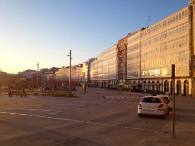 Cam cepheler ve gün batımında geleneksel galerias La Coruna, Galiçya, İspanya.