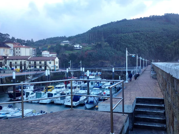 Utsikt över småbåtshamnen i Armintza. Provinsen Vizcaya. Baskien i norra Spanien. — Stockfoto