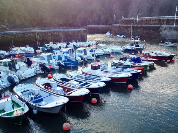 Vista del porto turistico di Armintza. Provincia di Biscaglia. Paesi Baschi nel nord della Spagna . — Foto Stock