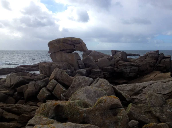 Sahilde bulanık kayalar. Cape Finisterre bulunan Galiçya, İspanya — Stok fotoğraf