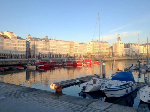 Fachadas de vidrio, paseo marítimo y galerías tradicionales al atardecer en La Coruña, Galicia, España . — Foto de Stock