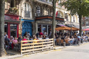 Rouen, Fransa - 19 Ağustos 2018: Şehrin sakinleri Rouen merkezi bir sokakta bir kafede sakin ol. Normandy, Fransa.
