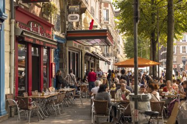 Rouen, Fransa - 19 Ağustos 2018: Şehrin sakinleri Rouen merkezi bir sokakta bir kafede sakin ol. Normandy, Fransa.