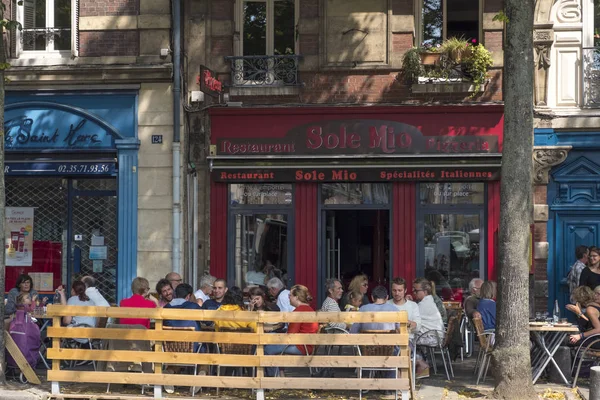 Rouen Francia Agosto 2018 Los Residentes Ciudad Relajan Café Una — Foto de Stock