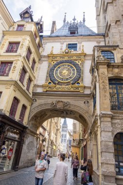 Rouen, Fransa - 19 Ağustos 2018: Büyük saatin yaya caddesi rue du Gros-Horloge. Büyük saat ile kemer görünümünü. Turistlerle dolu şehrin tarihi bölümü. Rouen, Fransa