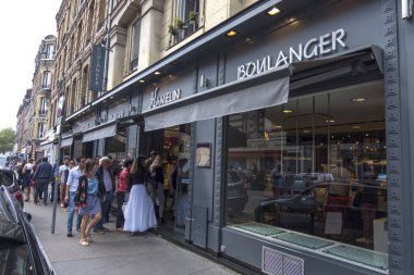 Rouen, Fransa - 19 Ağustos 2018: Rouen içinde ünlü şekerlemeler. Taze hamur işleri için dizilmiş insanlar. Rouen, Fransa Normandy