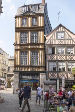 Rouen, Fransa - 19 Ağustos 2018: Rouen merkezi bir sokakta bir kafede turistler rahatla. Normandy, Fransa.