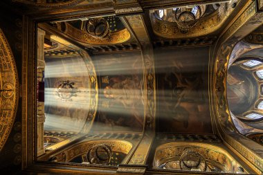 Kiev, Ukrayna - 10 Kasım 2018: Işınları katedral kubbe altında güneş ışığı. St. Vladimir'ın katedral iç, Kiev, Ukrayna