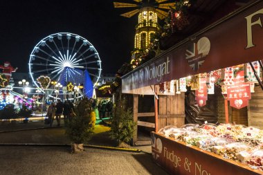 Poznan, Polonya - 04 Aralık 2018: Poznan Bethlehem veya Poznan Noel pazarı. Poznan içinde belgili tanımlık Noel çarşı sakinleri ve turistler ziyaret edin. Polonya