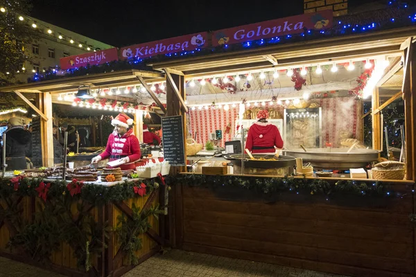 Posen Polen Dezember 2018 Zwei Verkäuferinnen Einem Weihnachtskiosk Mit Dem — Stockfoto