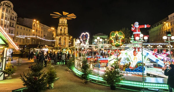 Poznan, Polonya - 04 Aralık 2018: Poznan Bethlehem veya Poznan Noel pazarı. Poznan içinde belgili tanımlık Noel çarşı sakinleri ve turistler ziyaret edin. Polonya