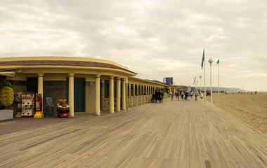 Deauville, Fransa - 20 Ağustos 2018: Promenade des Planches, nerede plaj dolap ünlü aktörler ve Deauville, Fransa için gelmiş film yapımcıları için adanmıştır.