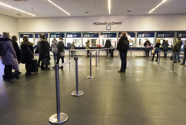 Люди покупают билеты в авиакассах в Познани, Польша

