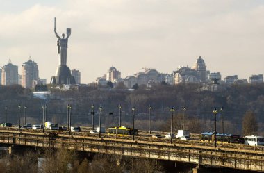 Kiev cityscape. Paton Köprüsü ve anne vatan anıt Kiev, Ukrayna