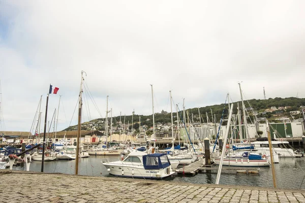Αγκυροβολημένα ιστιοφόρα και σκάφη στο λιμάνι στο Etretat. Νορμανδία, Γαλλία. — Φωτογραφία Αρχείου