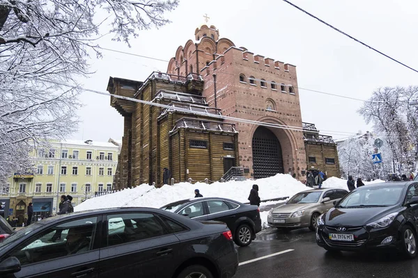 Kiev Ucrania Diciembre 2018 Invierno Ciudad Árboles Cubiertos Nieve Puerta — Foto de Stock