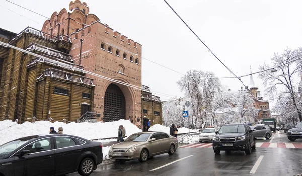 Kiev Ucrania Diciembre 2018 Invierno Ciudad Árboles Cubiertos Nieve Puerta — Foto de Stock