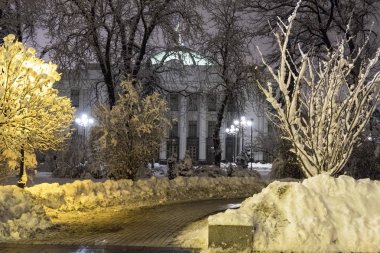 Kiev, Ukrayna - 15 Aralık 2018: Akşam Kiev. Karla kaplı Mariinsky Park Verkhovna Rada Ukrayna'nın önünde