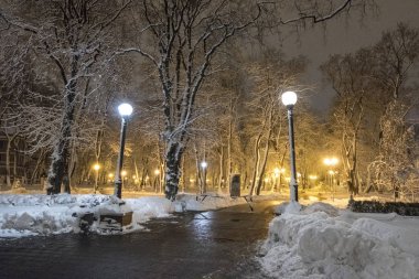 Kiev, Ukrayna - 15 Aralık 2018: Akşam Kiev. Karla kaplı Mariinsky Park sokak. Ukrayna